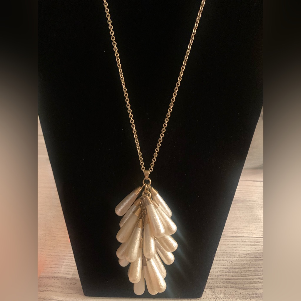 Cream Teardrop Cluster Statement Necklace With Gold Tone Chain